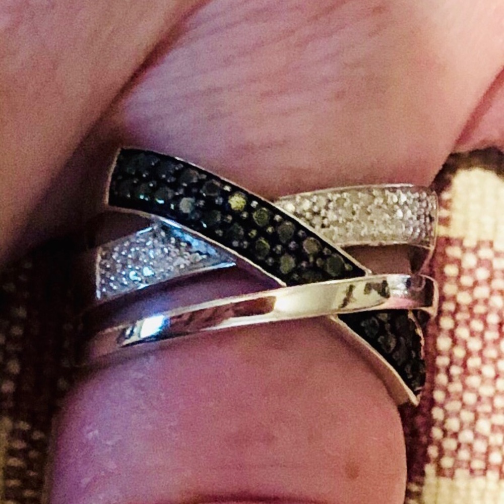 ❌❌❌SOLD❌❌❌BLACK AND WHITE DIAMOND CRISSCROSS BAND - Picture 3 of 7
